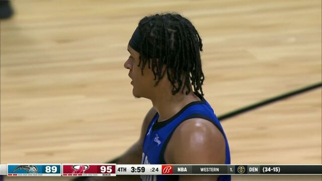 力量简直无解 班凯罗强硬顶开阿德巴约抛投命中