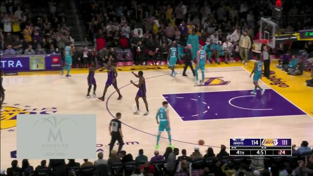 早就打出心德！詹姆斯突破打板上篮轻轻松松