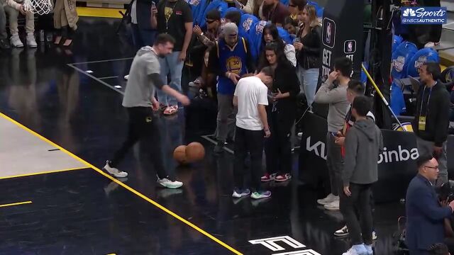 小学生闯大祸 库里球员通道超远投篮误伤球童