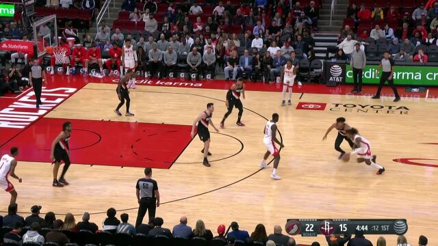 格林长驱直入突破上篮 利拉德突然加速杀入禁区打成2+1