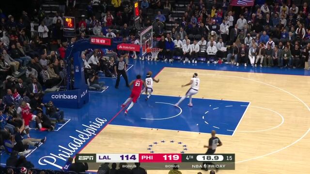 贝弗利千里奔袭完成抢断 里夫斯关键三分甩狙为球队续命