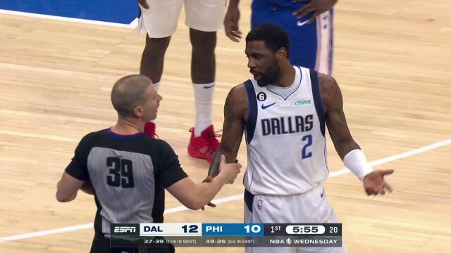 是不是忘了威少头顶的爆米花了？欧文与76人球迷激烈对喷