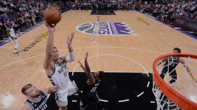 洛佩兹vs国王集锦 23分8篮板3盖帽致命三分杀死比赛