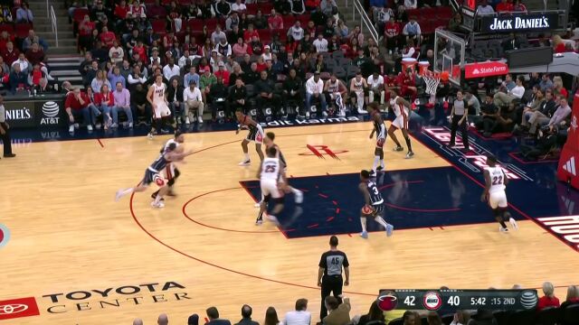 斯特鲁斯炮弹直传穿透禁区 巴特勒走位进场接球双臂暴扣