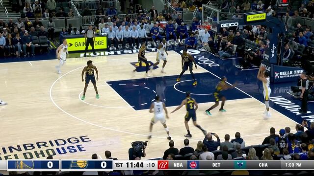 把整支球队的得分重任扛在肩上 库里首节独揽15分