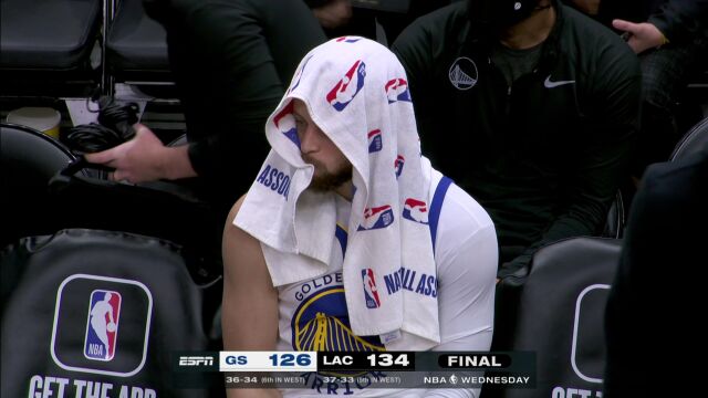 狂砍50分却换不来一场胜利 35岁库里场下就座一脸失落