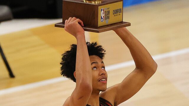 2021年NBA扣篮大赛 西蒙斯接近亲吻篮筐险胜托平夺魁