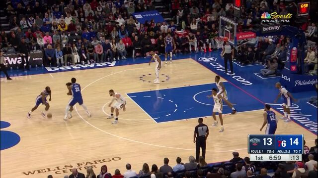 人类地板精华！恩比德突破直接摔倒给瓦兰吓够呛