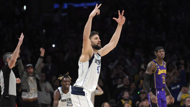 太刺激了！欧文遭严防死守 克勒贝尔0.2秒大心脏三分出手绝杀