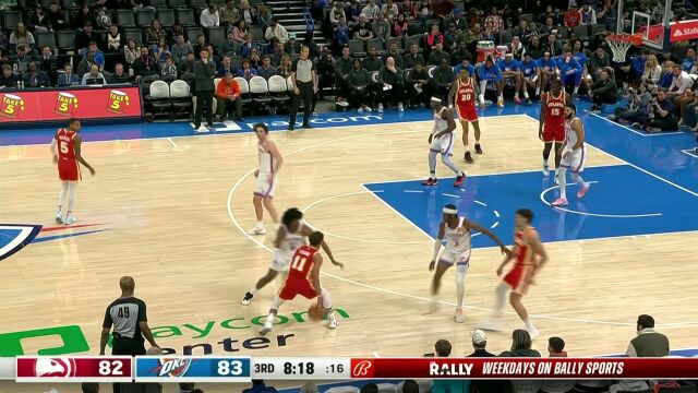 一道白光腾空而起！亚历山大推进中送单臂暴扣