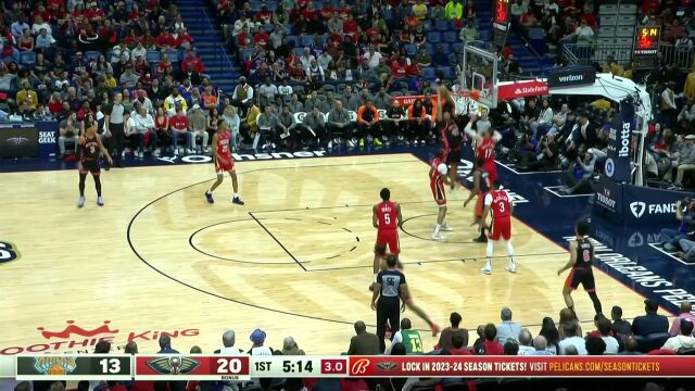 巴雷特突进内线吸引包夹将球传出 希姆斯底线空切接球扣篮得手