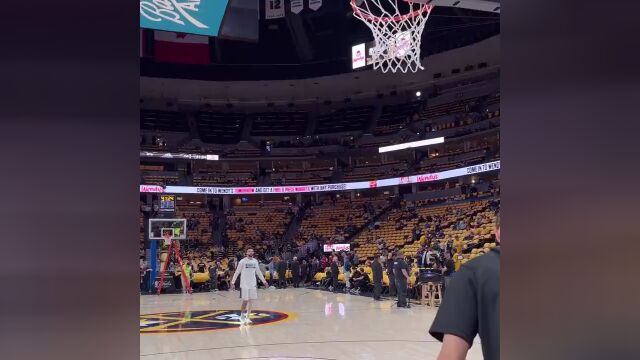 蓄势待发！穆雷赛前热身表演logo shot稳稳命中