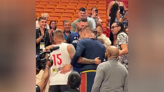 全家人的温馨时刻 约基奇和家人庆祝胜利两个哥哥亲吻约老师