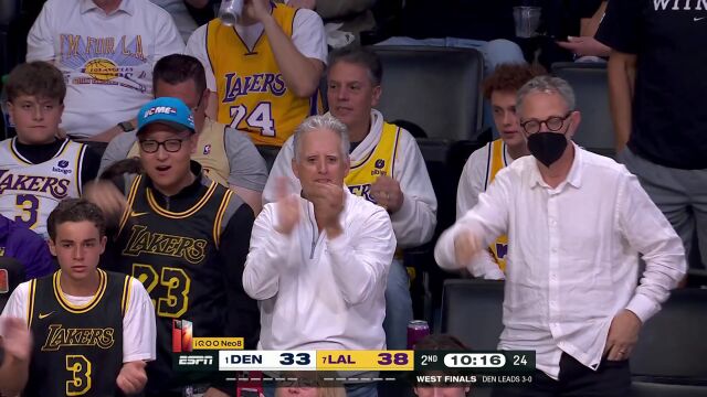 学以致用！里夫斯连续两次假动作晃飞防守上篮打成2+1