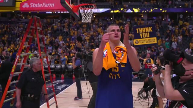 继基德之后首位第一次总决赛就拿到三双！约基奇退场接受全场球迷欢呼