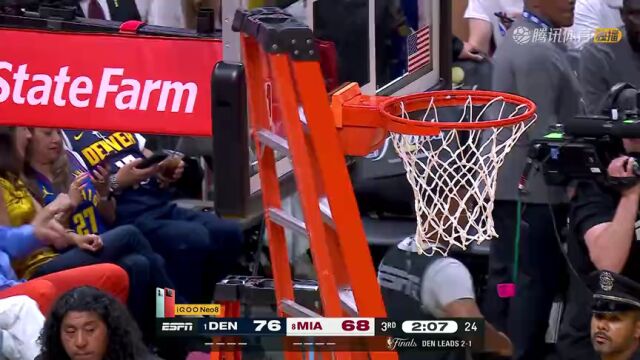 救火队员登场 专业工作人员搬着梯子修理篮筐