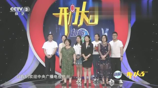 央视著名新闻主播,现场趣播新闻,真是太搞笑了