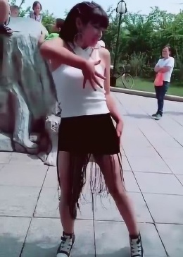 农村妇女广场上跳辣舞，手放的位置，让人看了脸红