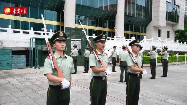 南宁日报策划报道我心中的国——国旗班护旗手