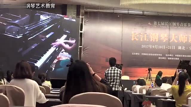 江晨演奏《百鸟朝凤》,虽然碰错一些音,但依然完美