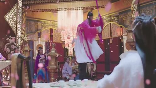 女子从天而降,一舞倾城,还有花瓣围绕,真是太惊艳了啊