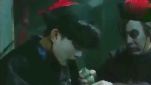 林正英徒弟假扮jiangshi混入队伍,却被真jiangshi 逼着要喝人血