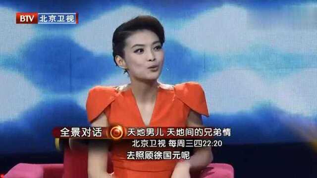 “袖珍”小伙会绝活,,现场表演用“针”穿玻璃,主持人:好厉害