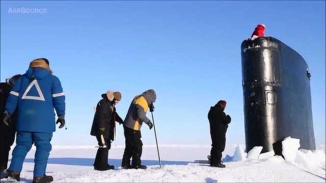 原来核潜艇是这样穿越冰层浮出海面的,这操作真是霸气十足