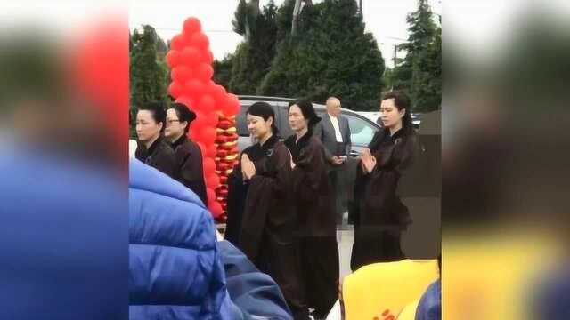 隐居多年的王祖贤现身佛教大型典礼上,双手合十祈祷人生平安