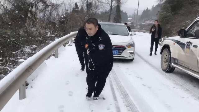 四川交警雪地用绳子拖车走红,网友赞称“纤夫的爱”