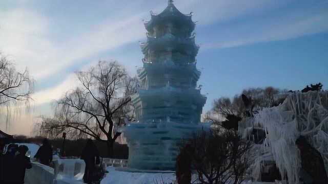 吉林长春冰雕亮相 建筑工人变冰雕师傅月入万元不是梦