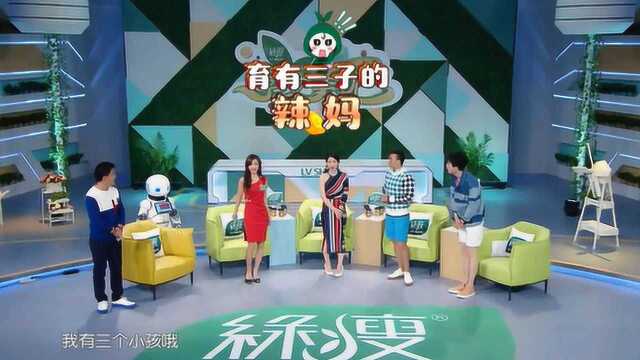 五十多岁的胡文英是位模特,家有三个孩子,完全看不出来