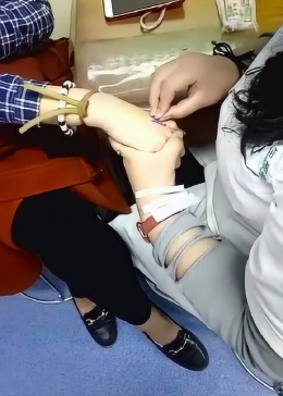 媳妇在医院是护士长，却给病人这样扎针，真是吓到我了！