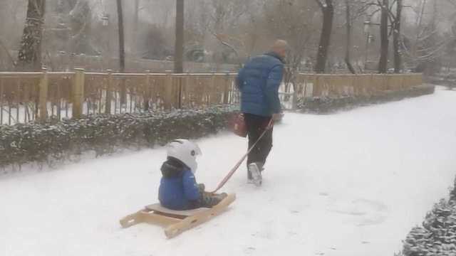 无言的爱!太原迎2019年初雪,外公拆床造雪橇,拉孙雪地狂奔