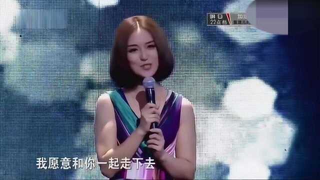 前女友看到前男友和心动女生幸福牵手,她的表情代表了她的想法