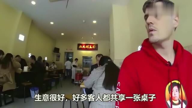 那个说5万美元吃遍四川的外国人怎么样了,一碗铺盖面的事非要夸张