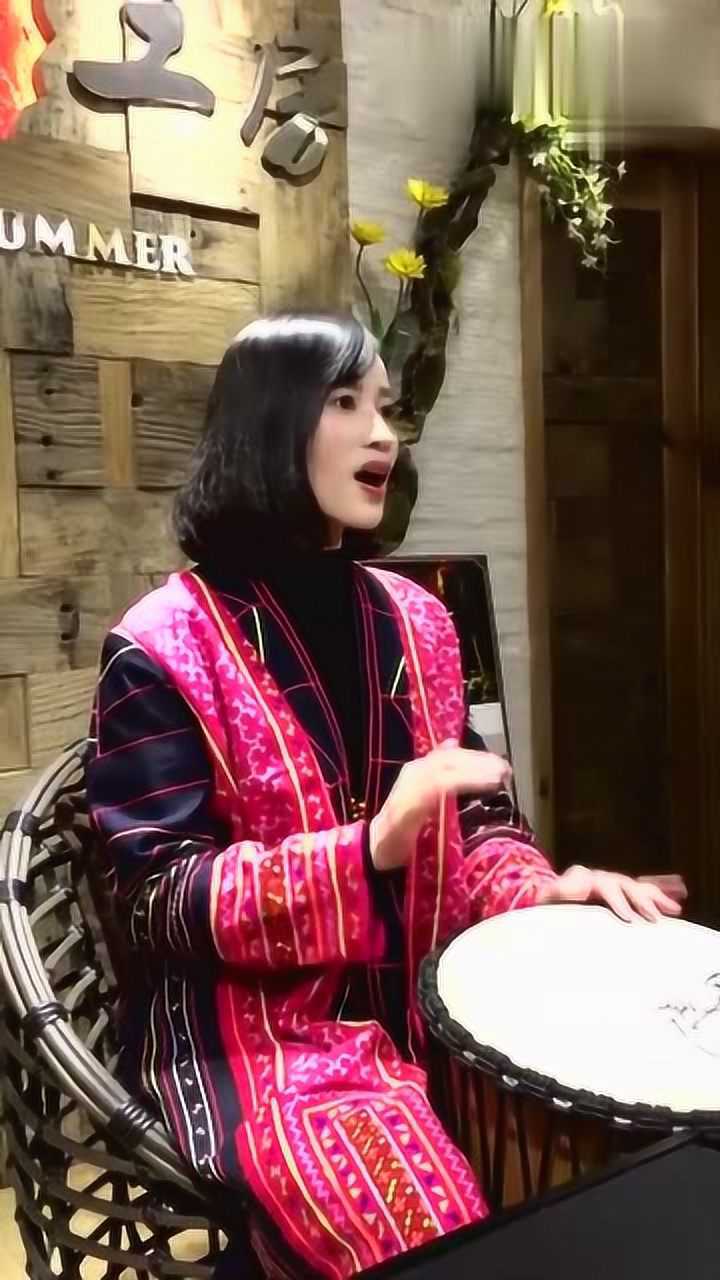 最近在网上超级火的夏夏女神好多人专门去丽江听她唱歌真好听