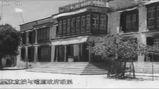 1950年7月格达活佛一行数人打着红旗依然由甘孜白利寺启程