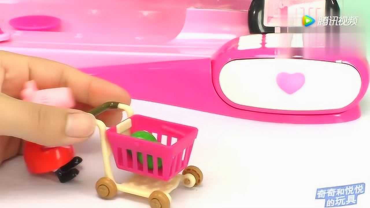 奇奇和悦悦的玩具佩奇去找弟弟分享糖果了