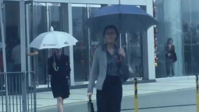 男子在雨中打伞,等女子下班,然后送她回家