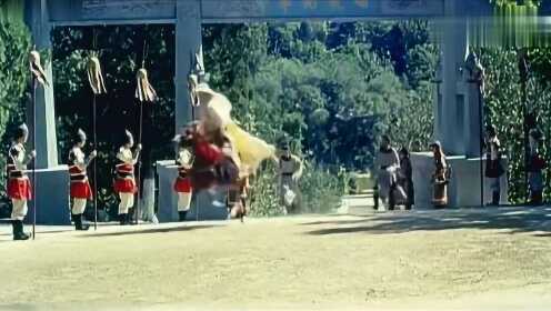 杨玉环在骊山第一次与唐玄宗相见，唐玄宗就被她的美貌深深吸引