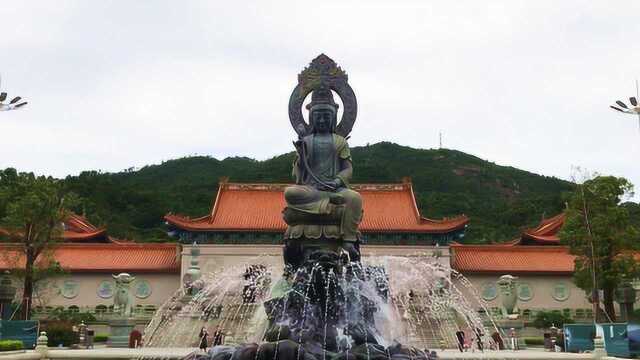 珠海最大的寺庙普陀寺,占地40余万平方米,很多人慕名前来烧香