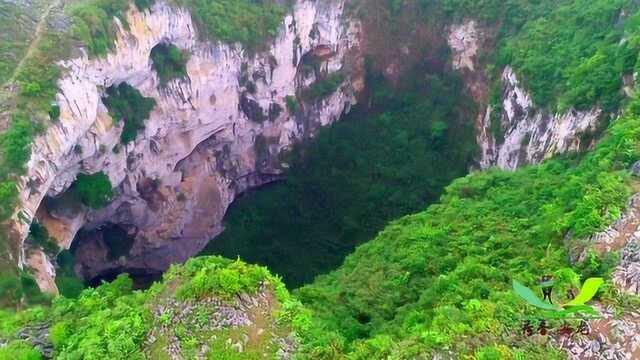 航拍贵州天坑上的龙井村