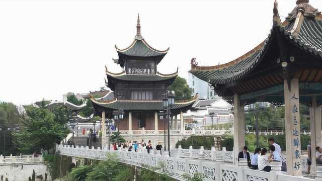 贵州甲秀楼,国家3A级风景区,在南明湖的映衬之下,格外美丽