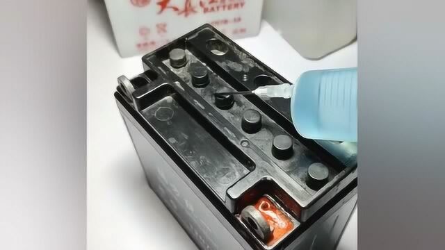 电瓶到底能不能加蒸馏水?修车老师傅这么说