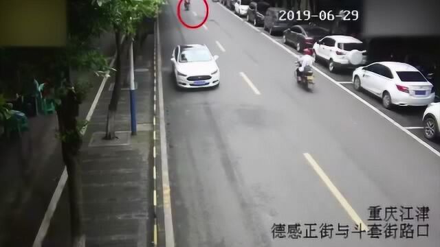 轿车路边突然停车开车门 致后方摩托与出租车相撞人险遭碾压