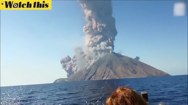 近距离实拍意大利岛屿火山喷发 云雾渐升风景如画