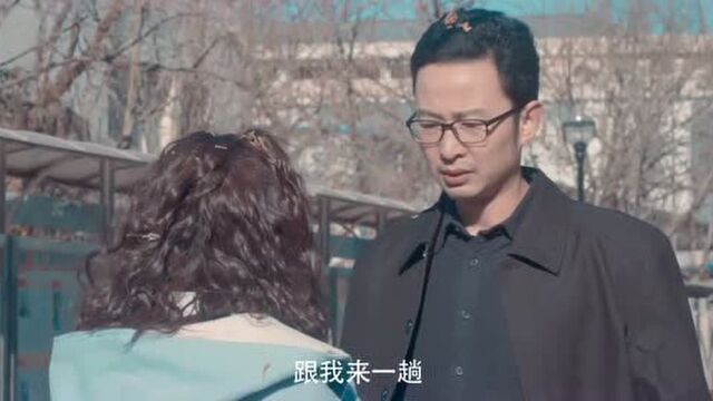 老师和女学生在办公室