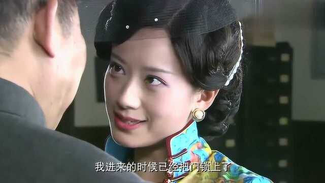 办公室上演香艳,丑男长官也有美女陪,这也太刺激