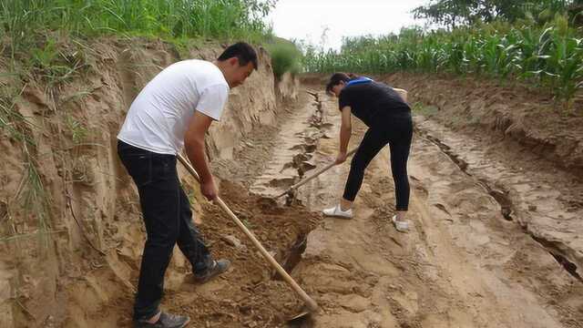 雨后的黄土高坡,上山路冲毁,夫妻合力修路,大家见过这样的路吗